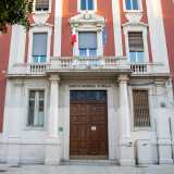 La facciata in particolare presenta un portale inquadrato da due colonne tuscaniche, sul modello del Vignola (architetto d�epoca manierista) e di Villa Borghese a Roma